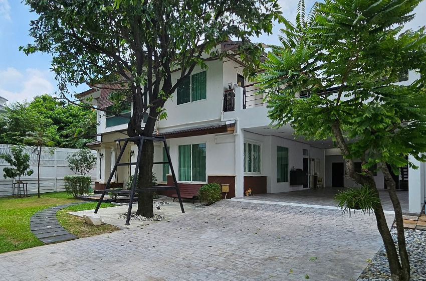 House with Shared Pool for rent in Lat Phrao